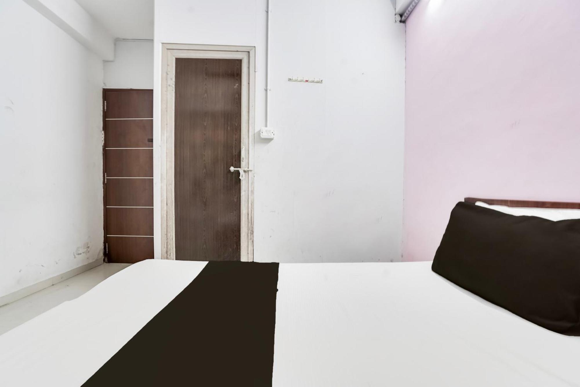 Hotel O Day Night Rooms Surat Ngoại thất bức ảnh